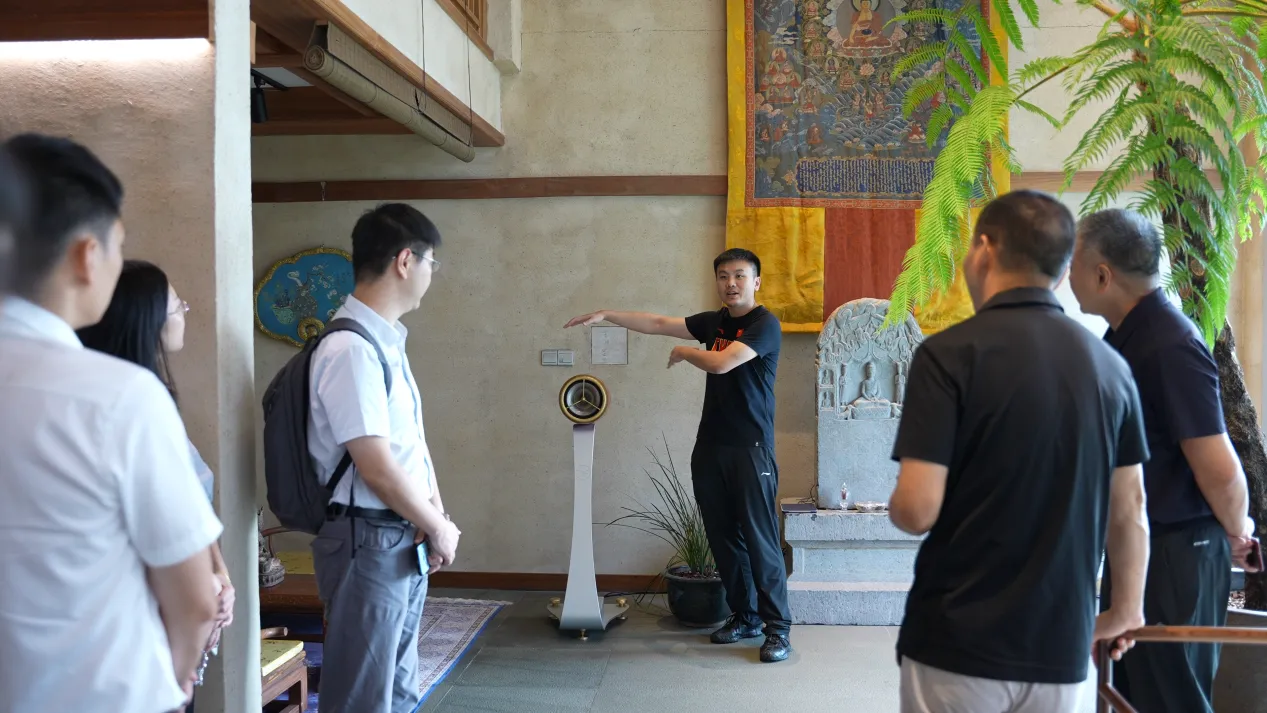 戴中天向调研组介绍飞行家蓝牙音响