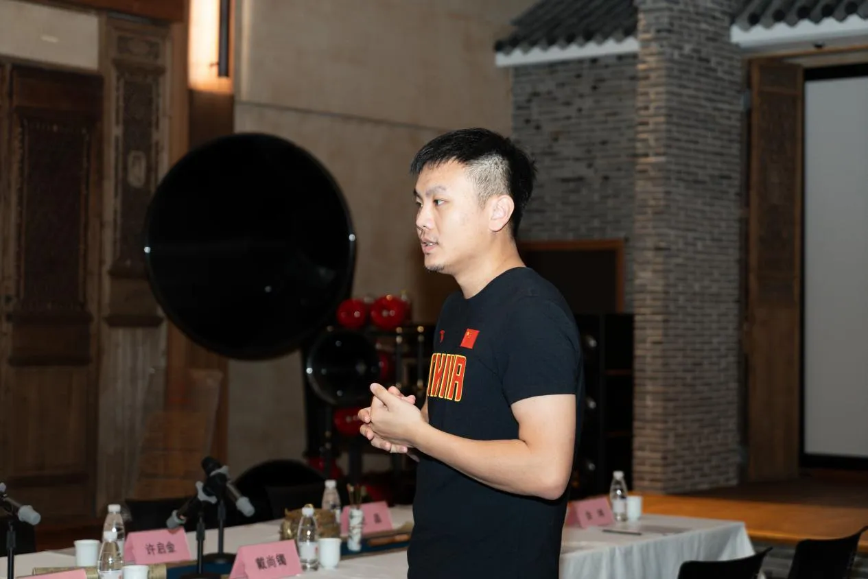 戴中天向调研组介绍隐士音响专利技术