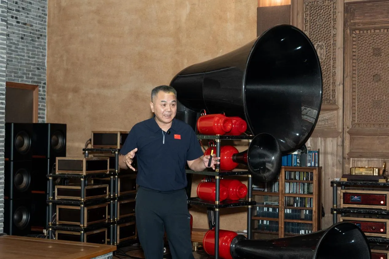 戴尚镯向调研组作汇报分享