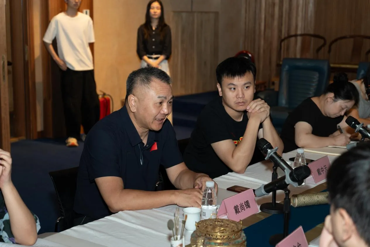 调研组与企业管理团队进行深入座谈
